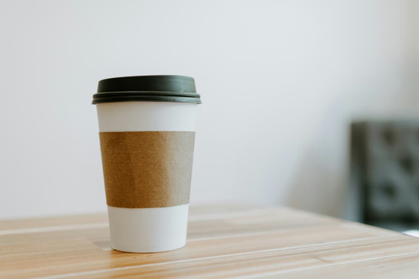 Vaso para café con tapa y fajilla