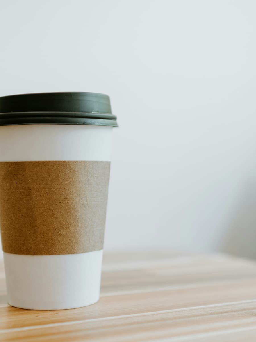 Vaso para café con tapa y fajilla